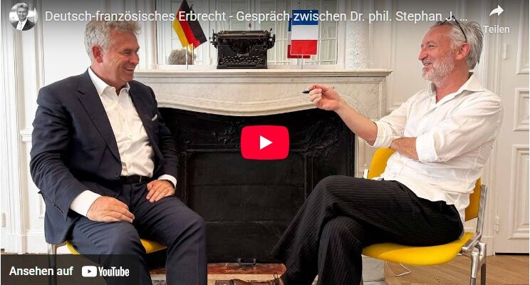 zwei Anwaelte am Kamin im Gespraech